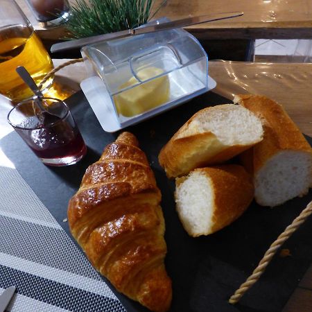 Les Petites Brosses Acomodação com café da manhã Montbizot Exterior foto